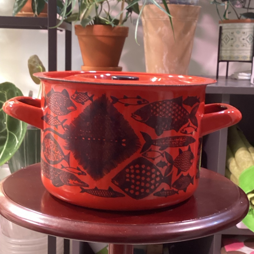 Rare Aribia Finel pot in the red Neptun pattern.